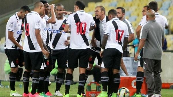 Tcnico Milton Mendes conversa com os jogadores do Vasco na semifinal do Carioca
