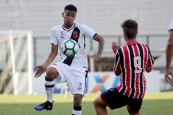 Mayck afasta perigo da defesa no jogo contra o So Paulo