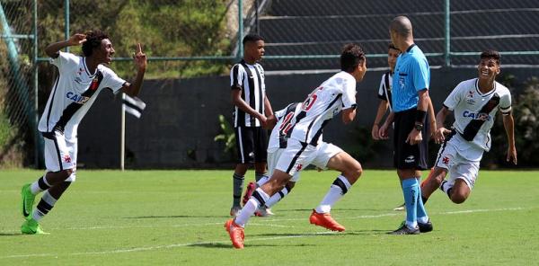 Gregrio comeora com os companheiros