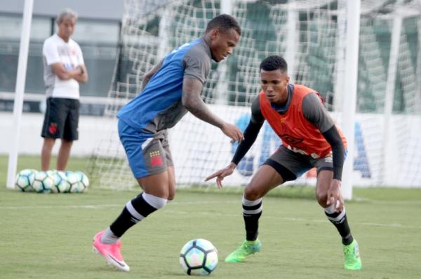 Manga Escobar e Madson durante o treinamento desta tarde em So Janurio
