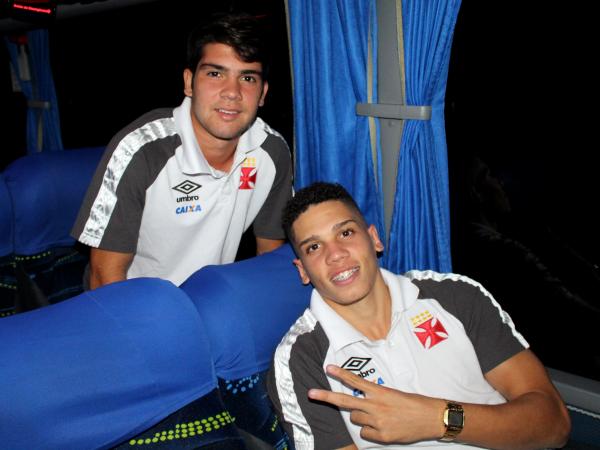 Dudu posa com Paulinho durante viagem para So Paulo