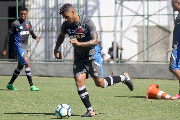 Henrique durante treinamento nesta manh em So Janurio