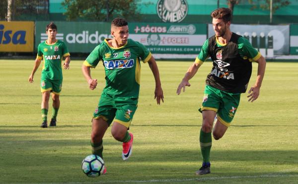 Paulinho supera a marcao de Richard durante treino