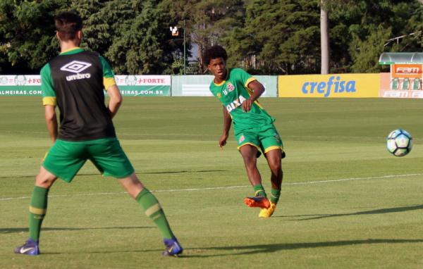 Alan Cardoso arrisca chute durante atividade