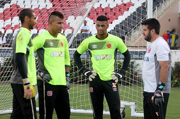 Rodrigo, do Sub-17, Gabriel Flix e Alexander, do sub-20, recebem orientaes de Fbio Tepedino