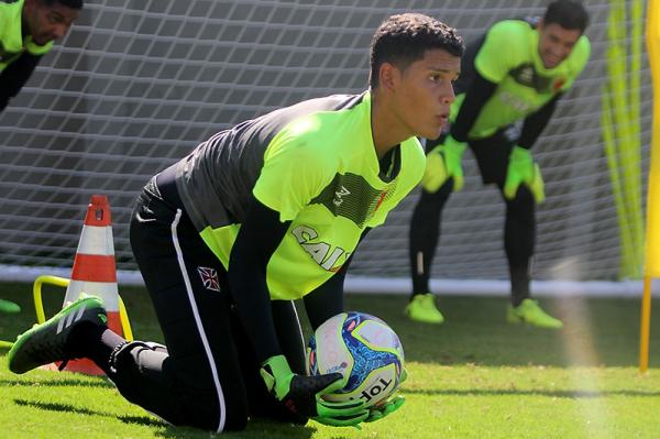 Observado por Martn Silva, Alexandre Fintelman, do sub-17, treina forte em So Janurio