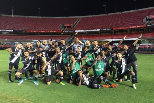 Vascanos festejam a vitria aps o apito final