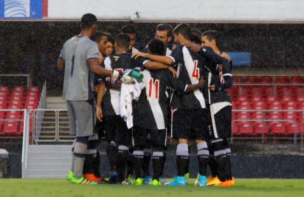 Jogadores se abraam antes do apito inicial no Morumbi