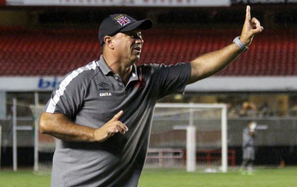 Marcus Alexandre orienta atletas vascanos no Morumbi