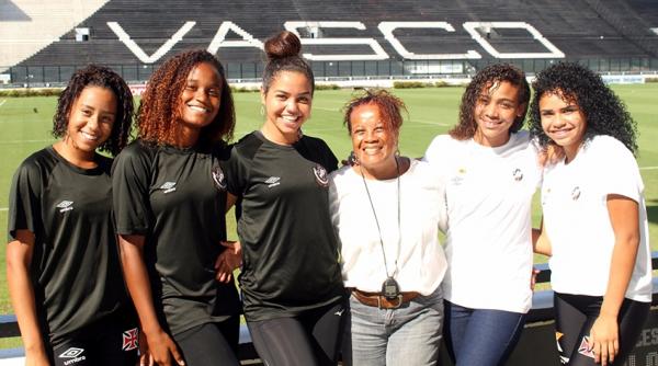Solange e as atletas que participaro do Campeonato Brasileiro Escolar