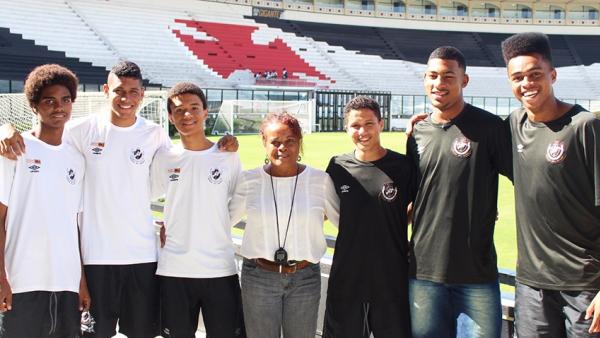 Os atletas vascanos que representaro o Vasco ao lado de Solange