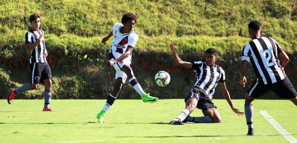 Talles, do sub-15, em ao na vitria diante do Botafogo