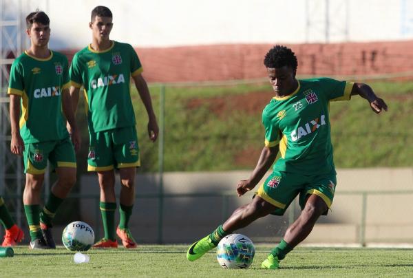 Robinho aprimora finalizao durante treino