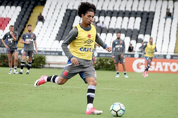 Exemplo de sucesso da base, Douglas apoia companheiros do Sub-20