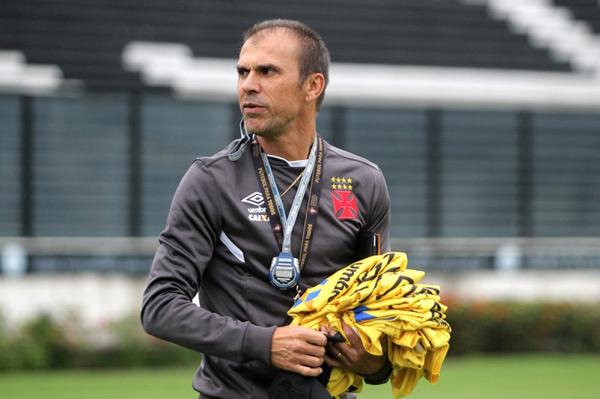 Milton Mendes comanda treino em So Janurio: tcnico deve receber at quatro reforos