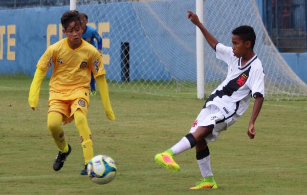 Lucas Fortunato executa passe no Estdio Conselheiro Galvo