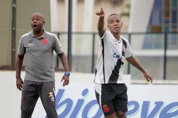 lber comemora gol marcado na Colina Histrica