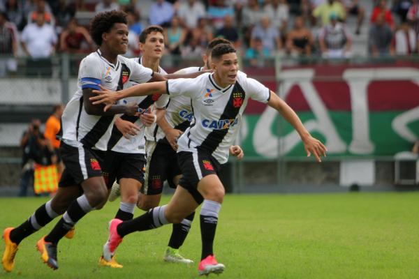 Jogadores comemoram gol de Paulinho