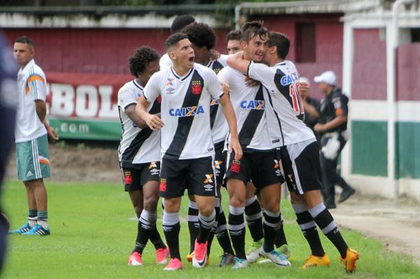 Paulinho vibra ap�s marcar o gol do t�tulo