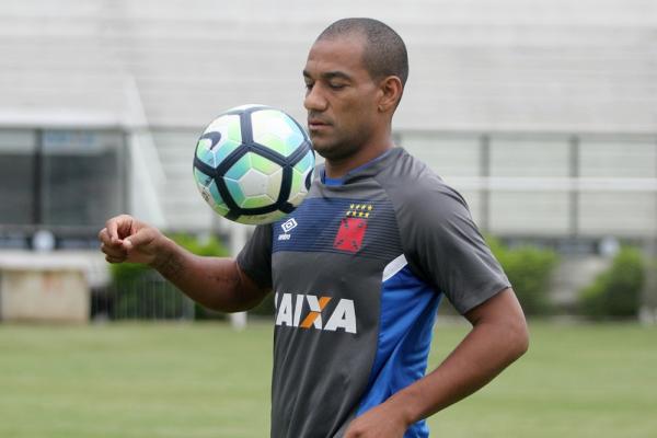Fora dos planos, Rodrigo pode rescindir ou manter forma fsica no Vasco enquanto procura outro clube