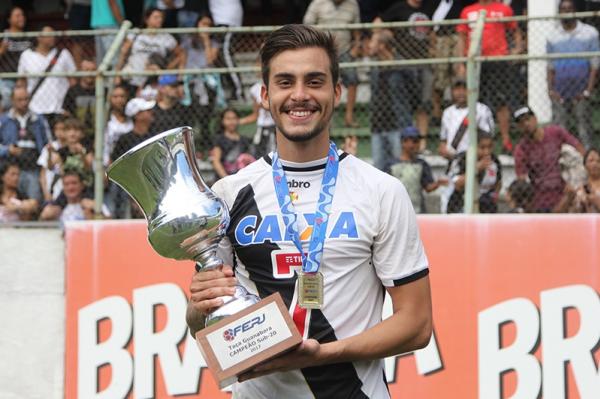 Cosendey posa com a Taa Guanabara