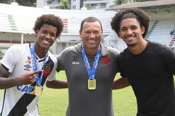 Alan, Marcus Alexandre e Douglas: volante torceu pelos amigos de gerao nas Laranjeiras