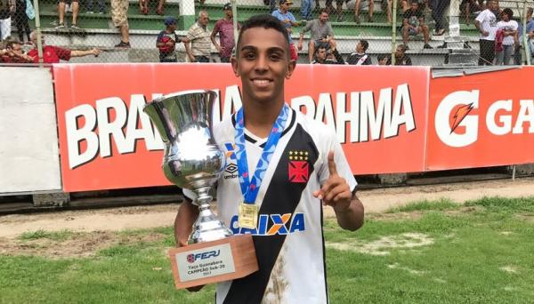 Rafael Frana posa com a Taa Guanabara sub-20 nas Laranjeiras