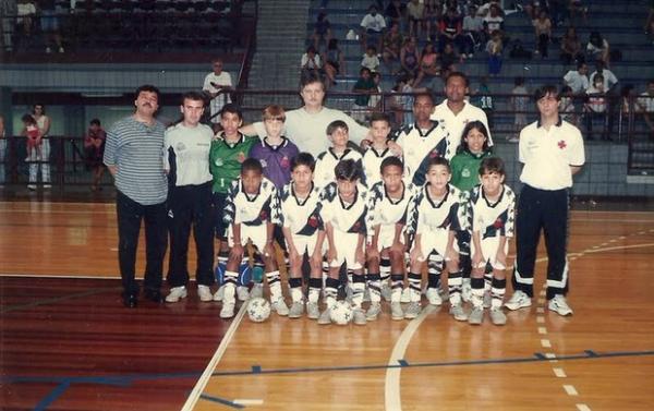 Ainda cabeludo, L�o (primeiro em p� � direita)