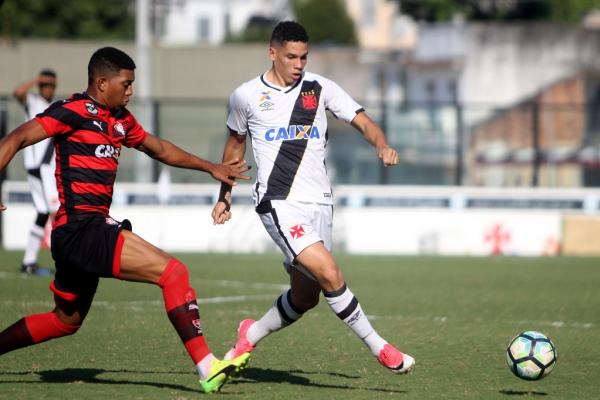 Paulinho infernizou a defesa do Vitria no primeiro tempo