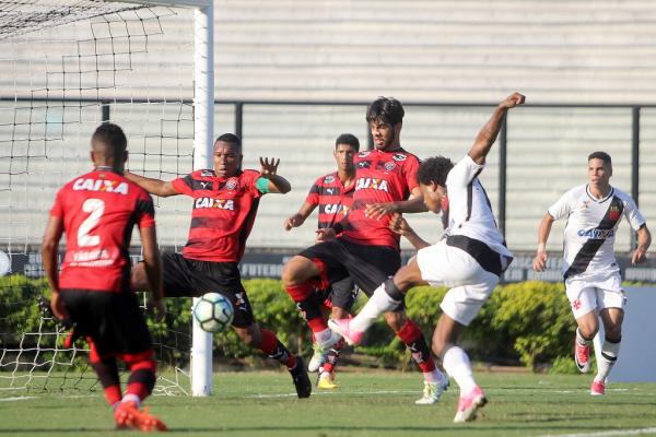 Paulo Vitor finaliza para abrir o placar na Colina