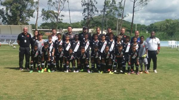 Sub-11 posa para foto antes do apito inicial