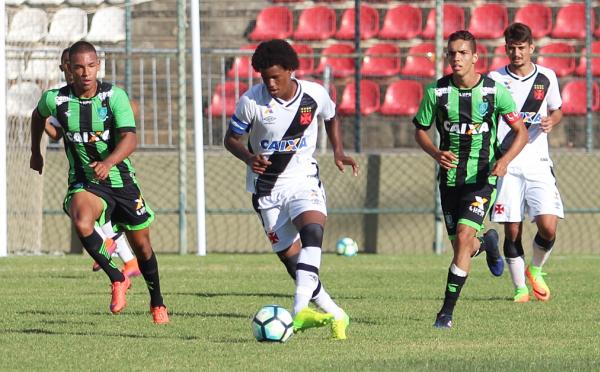 Alan e Ricardo, ao fundo, tambm foram integrados