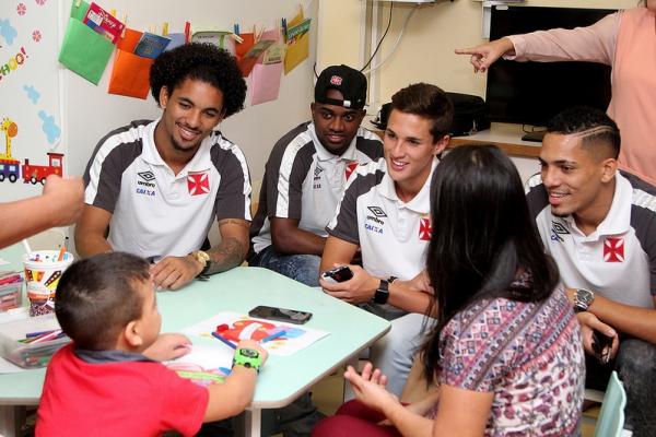 Jogadores interagem com jovem  no INCA