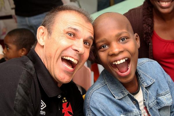 Milton Mendes fez a alegria das crianas no INCA