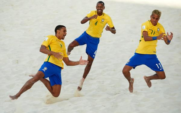 Catarino (4) e Mauricinho (11) contra Portugal