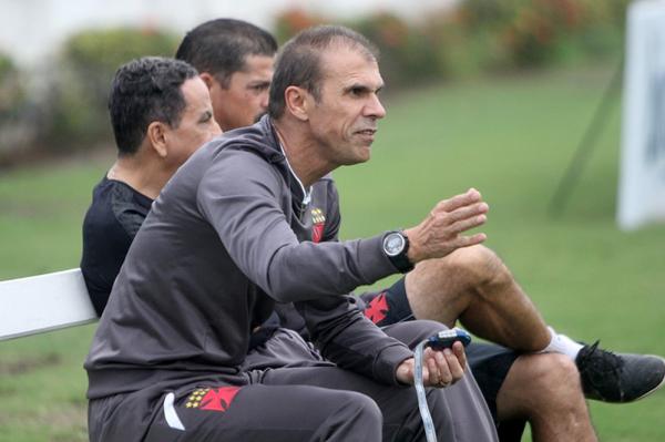 Milton Mendes durante treino do Vasco