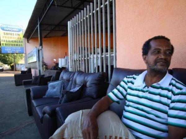 O ex-meia-esquerda Pastoril em frente da loja que gerencia no bairro Santo Amaro, em Campo Grande