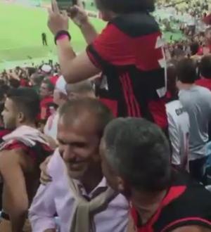 Milton Mendes em meio a torcida do Fla: provocações sadias