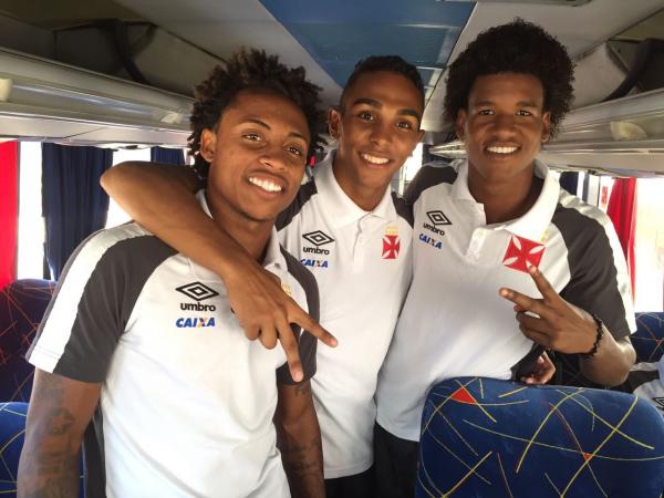 Paulo Vitor, Rafael França e Alan antes do embarque