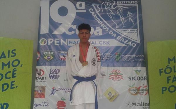Lucas Bruno exibe medalha de ouro