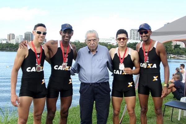 Ao lado do presidente Eurico Miranda, Bruno (esquerda para direita), Renato Cataldo, Alexis e Marcos Oscar comemoram vitória no 4 Sem peso leve masculino