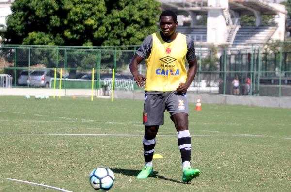 Jomar durante o treino desta terça-feira em São Januário