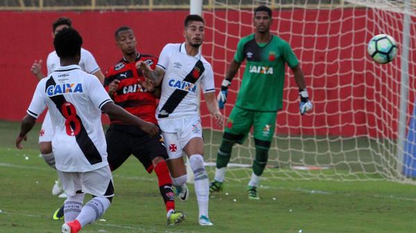 Sistema defensivo vascaíno se saiu bem no teste desta terça no Barradão