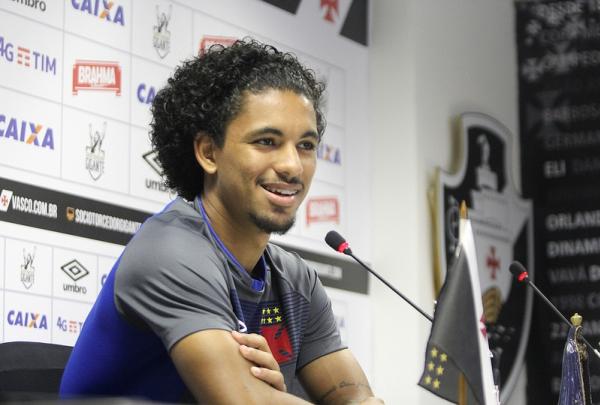 Douglas concede coletiva e fala sobre primeira disputa do Campeonato Brasileiro