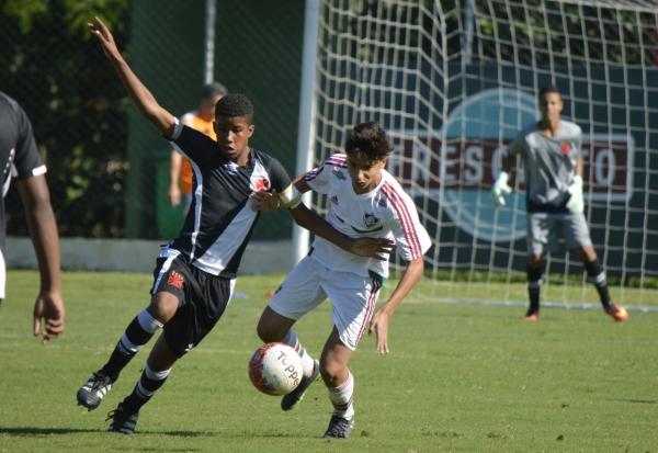 Andrey, do sub-13, disputa a bola com atleta tricolor