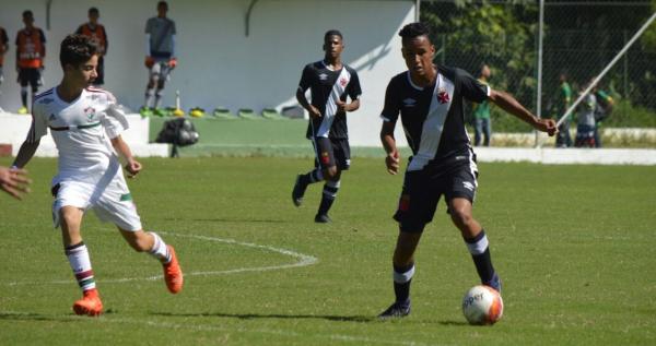 Matheus Julião em ação contra o Flu no clássico sub-14