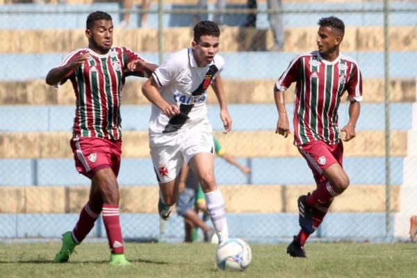 Moresche se livra de dois marcadores no clássico