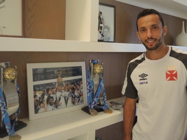 Nenê guarda com carinho em sua casa recordações da passagem pelo Vasco