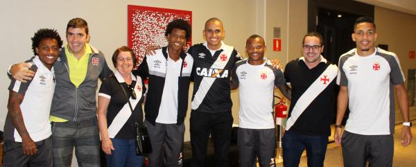 Gigantes posam com jogadores vascaínos