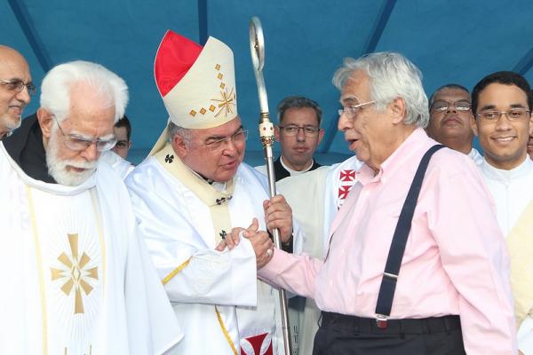 Dom Orani cumprimenta presidente Eurico Miranda